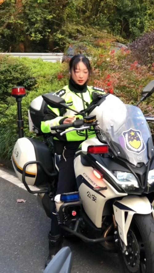 女网红违停跳上警车,女网红违停跳上警车视频