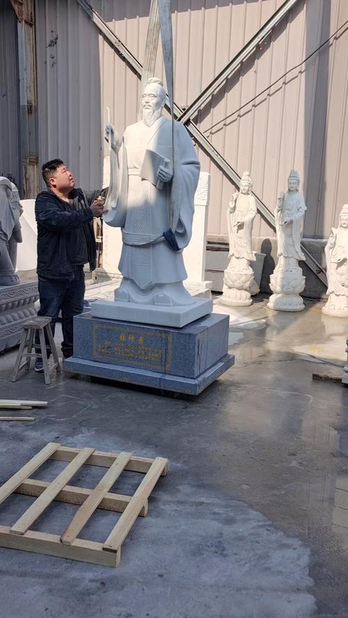 东汉石人像立在路边,东汉石雕人像