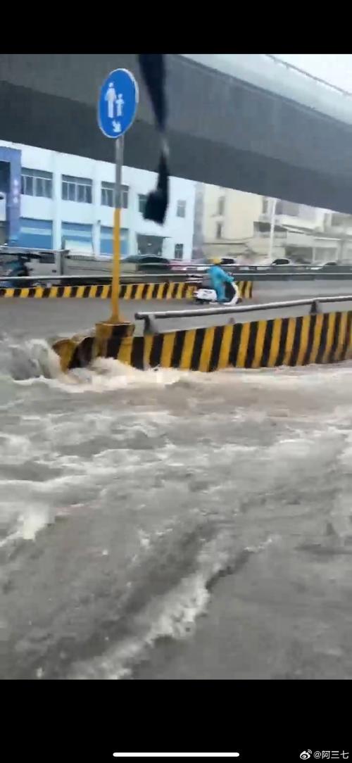 长沙暴雨楼梯变瀑布,长沙暴雨楼梯变瀑布事件